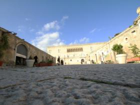 picture of the courtyard of Donnafugata castle